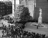 821028 Afbeelding van de kranslegging tijdens Dodenherdenking, bij het zojuist onthulde Verzetsmonument op het Domplein ...